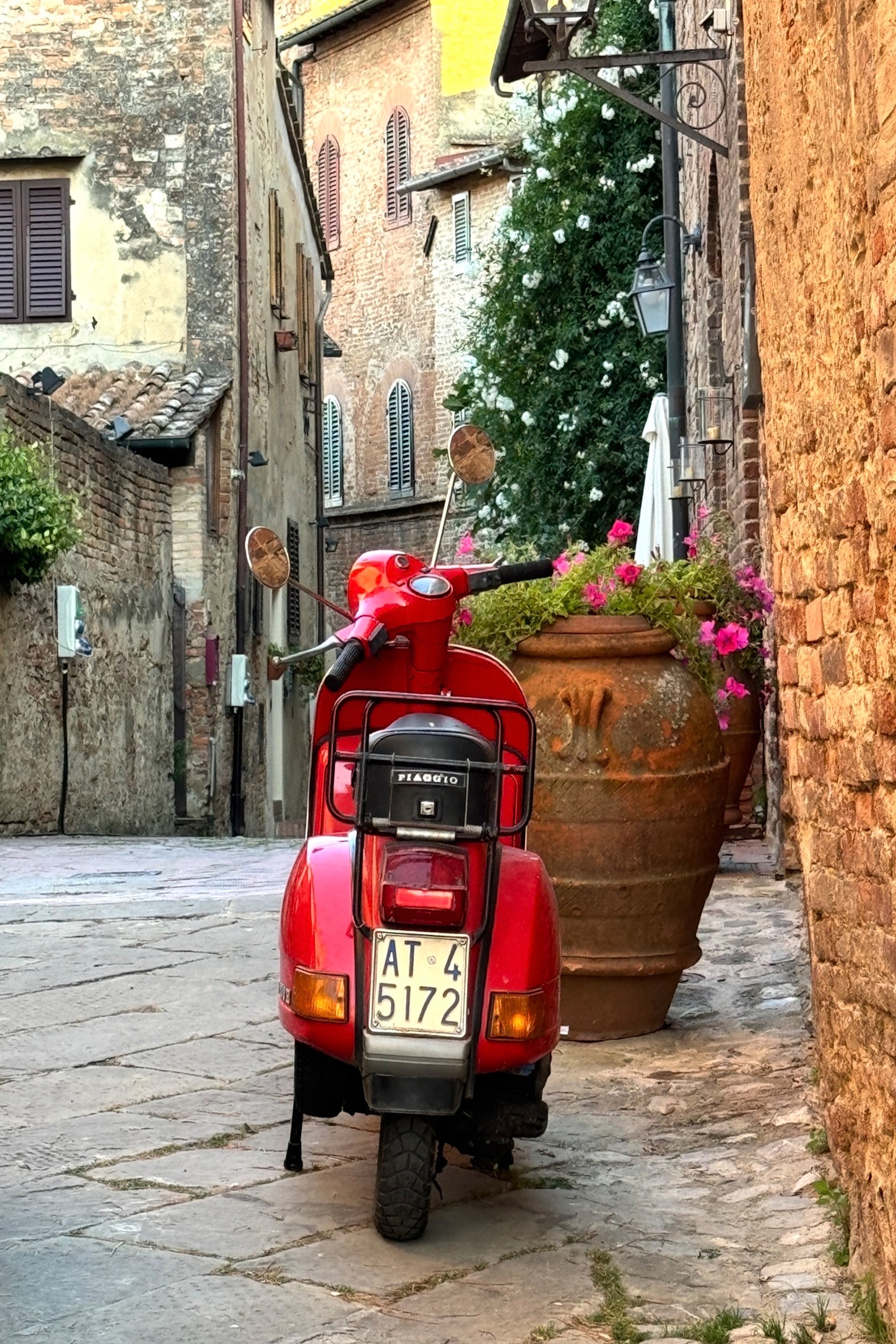 Czerwone Piaggo w Toskani