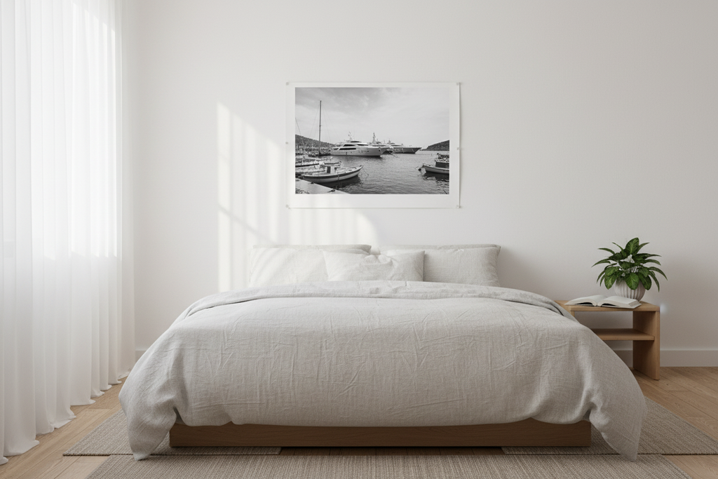 Korsyka Yachty - wizualizacja w sypialni (wersja czarno-biała)